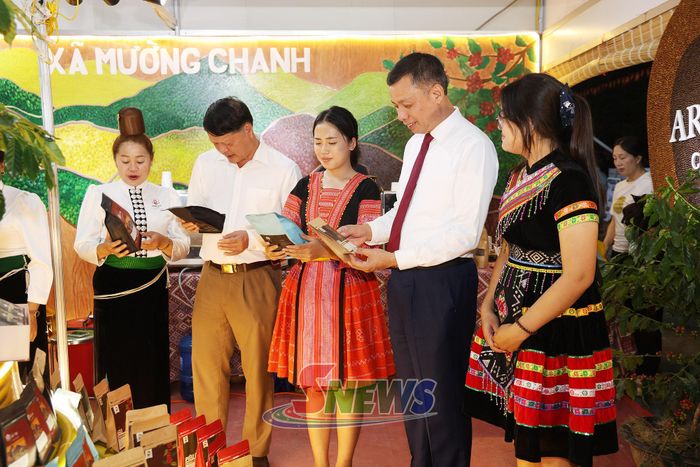 Các đại biểu tham quan gian hàng trưng bày sản phẩm cà phê của HTX Ara - Tay Coffee.