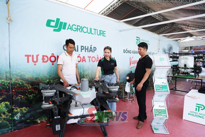 Gian hàng trưng bày máy bay nông nghiệp của Công ty TNHH Xuất nhập khẩu và Thương mại Phương Tín, tỉnh Lạng Sơn.