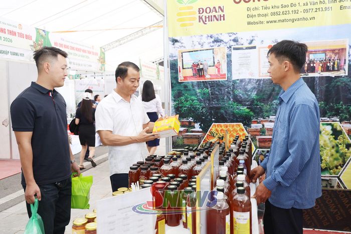 Gian hàng trưng bày sản phẩm mật ong của xã Vân Hồ.