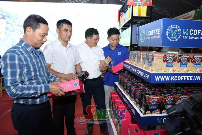 Gian hàng trưng bày sản phẩm của Công ty CP Phúc Sinh Sơn La.