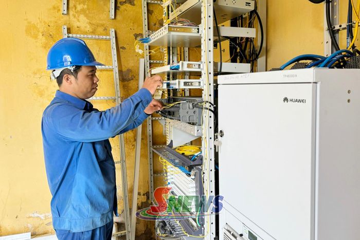 Nhân viên VNPT Sơn La kiểm tra hệ thống trạm phát sóng.