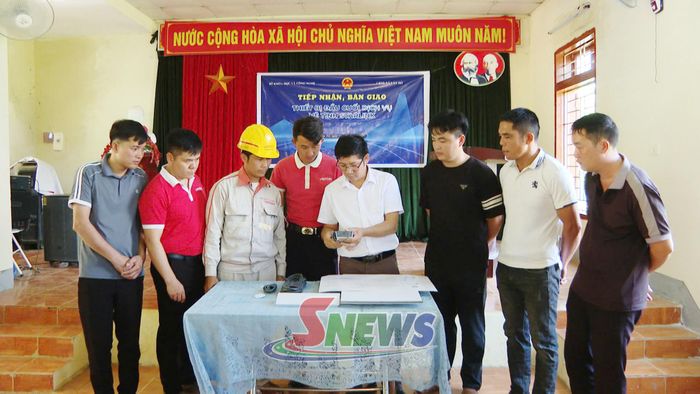 Sở Khoa học và Công nghệ tỉnh Sơn La bàn giao thiết bị đầu cuối Starlink cho bản Chột, xã Vân Hồ. Ảnh: PV