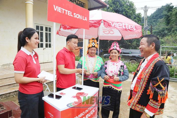 Nhân viên Viettel Sơn La hỗ trợ người dân xã Bình Thuận kết nối Internet.