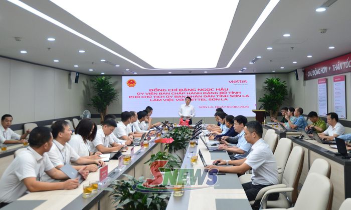 Đồng chí Đặng Ngọc Hậu, Phó Chủ tịch UBND tỉnh làm việc với Viettel Sơn La và các đơn vị có liên quan đến kế hoạch phủ sóng khu vực lõm sóng. Ảnh: PV