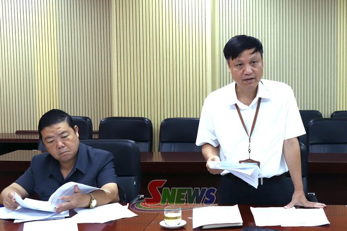 Lãnh đạo Sở nội vụ phát biểu tại cuộc họp.