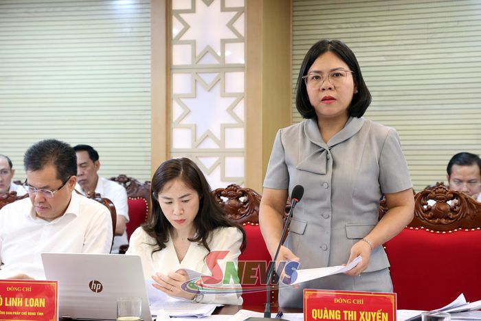 Lãnh đạo Ban Văn hóa - xã hội phát biểu tại phiên họp.