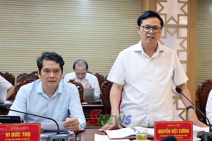 Đồng chí Nguyễn Việt Cường, Phó Chủ tịch HĐND tỉnh phát biểu ý kiến tại phiên hop.