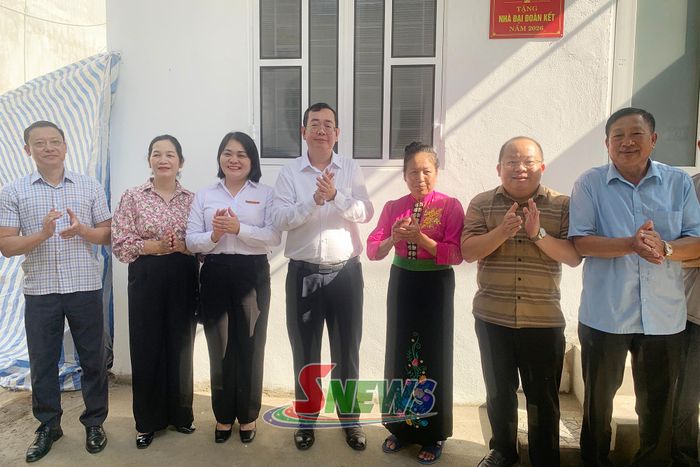 Lãnh đạo phường Tô Hiệu bàn giao "Nhà Đại đoàn kết" cho hộ gia đình bà Cà Thị Tiển.