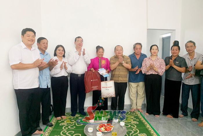 Lãnh đạo phường, các tổ chức, đơn vị trao quà cho gia đình bà Cà Thị Tiển.