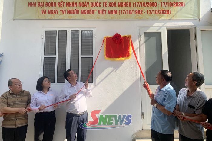 Khánh thành "Nhà đại đoàn kết" cho gia đình bà Cà Thị Tiển.