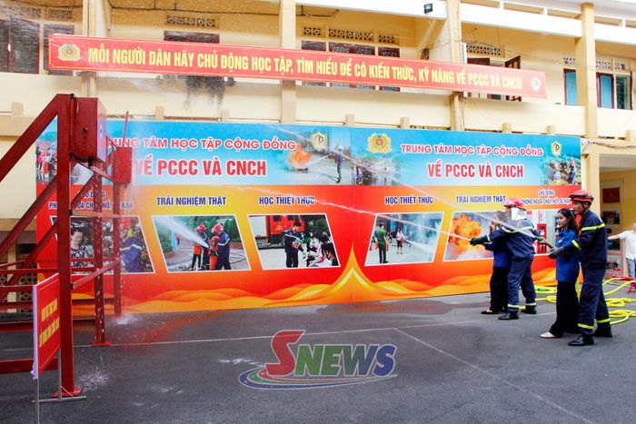 Thực hành phun nước chữa cháy.