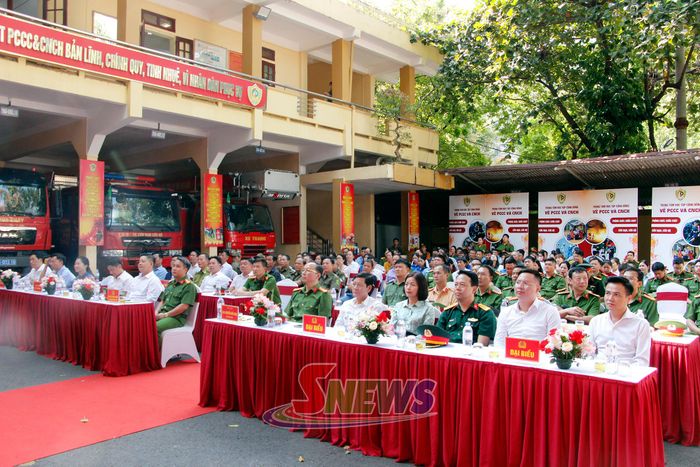 Các đại biểu dự lễ ra mắt.