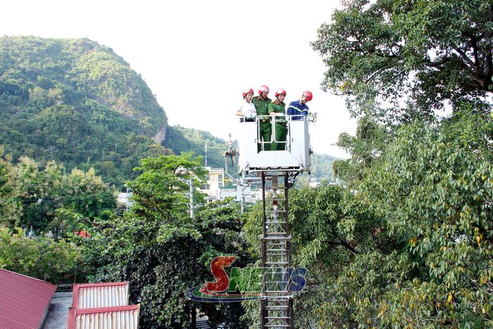 Các đại biểu tham quan khu vực trải nghiệm và thực hành một số kỹ năng PCCC và CNCH tại Trung tâm.