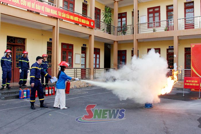 Học sinh trải nghiệm sử dụng bình chữa cháy.