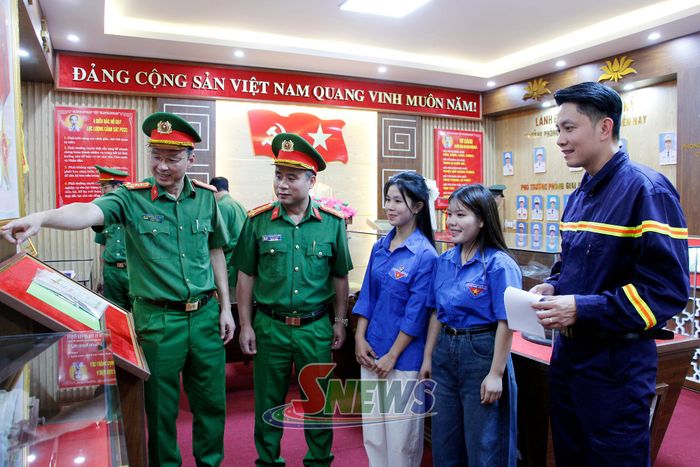 Các đại biểu tham quan phòng truyền thống.