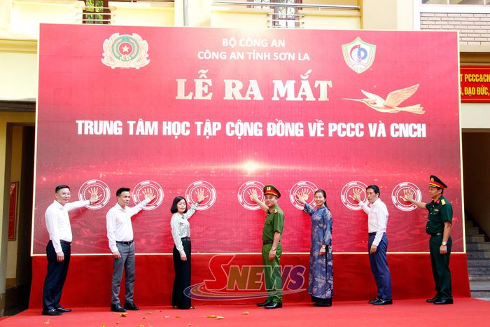 Các đại biểu thực hiện nghi thức ra mắt Trung tâm.