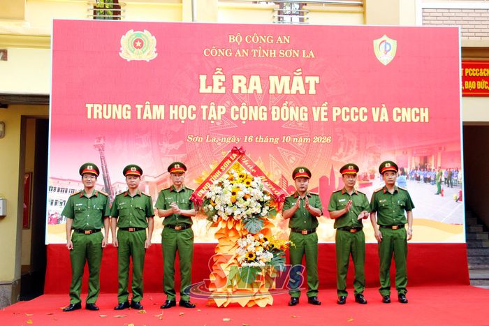 Lãnh đạo Công an tỉnh chuyển trao hoa của UBND tỉnh chúc mừng Lễ ra mắt.