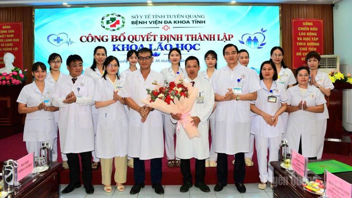 Lãnh đạo Bệnh viện Đa khoa tỉnh tặng hoa chức mừng lãnh đạo và nhân viên Khoa Lão học.