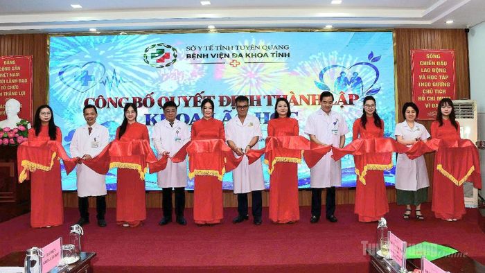 Các đại biểu cắt băng khai trương Khoa Lão học, Bệnh viện Đa khoa tỉnh.