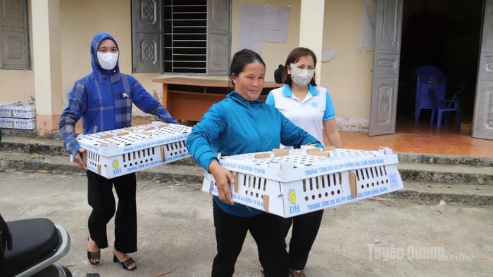 Các hội viên vui vẻ được nhận con giống để phát triển kinh tế.