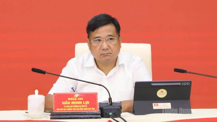 Phó Chủ tịch Thường trực HĐND tỉnh Hầu Minh Lợi chủ trì thảo luận tại Tổ 1.