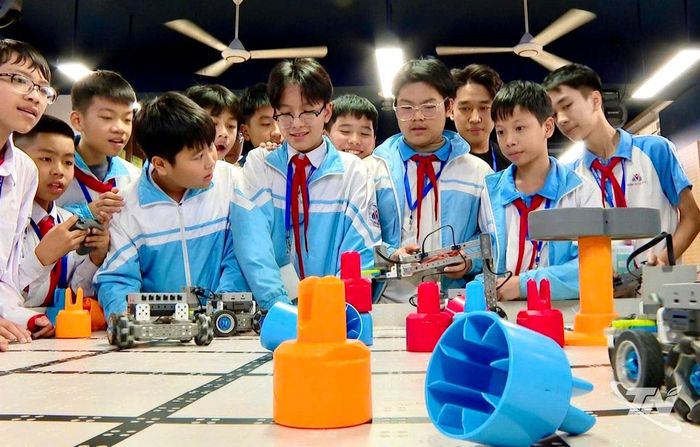 Giờ thực hành của học sinh Trường THCS Chu Văn An, phường Phan Đình Phùng.