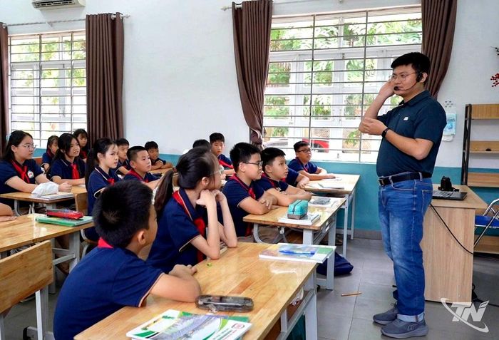Một tiết học của giáo viên và học sinh Trường Tiểu học và THCS 915, phường Gia Sàng.