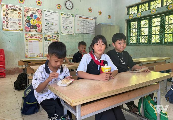 Học sinh ăn trưa tại điểm trường Hương Nê, xã Hiệp Lực.