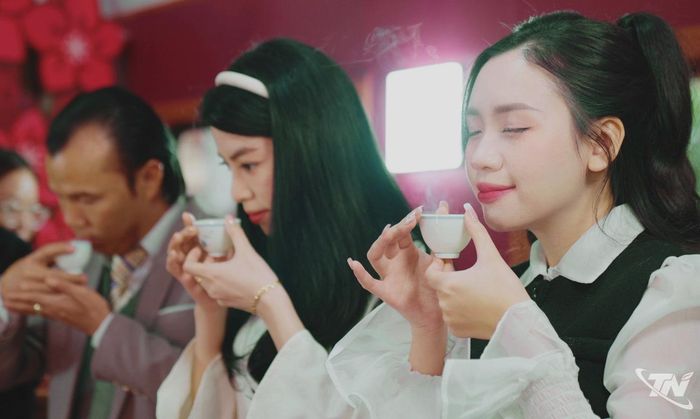 Du khách thưởng trà trên chuyến tàu di sản.