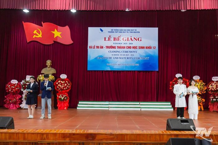 Thành viên Câu lạc bộ MC – Hùng biện dẫn chương trình bằng tiếng Anh tại các sự kiến lớn, nhỏ của nhà trường.
