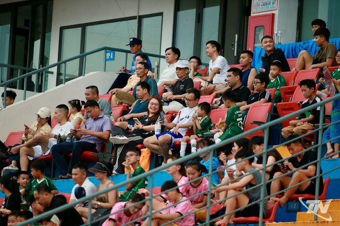 Các khán giả dành nhiều quan tâm và cổ vũ cho các cầu thủ bóng đã nữ Thái Nguyên T&T.