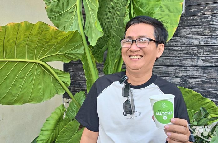 Anh Nguyễn Tấn Phương trải nghiệm hương vị Matcha xanh mịn từ chè Thái Nguyên.
