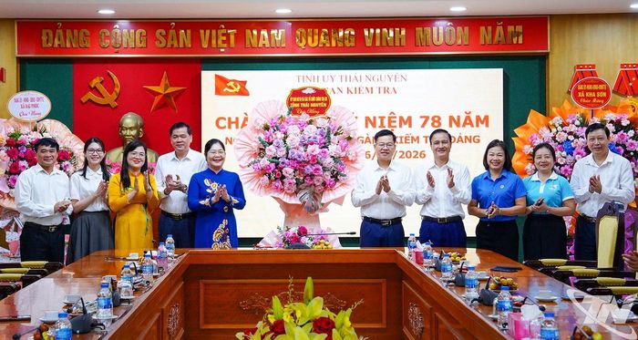 Đồng chí Đinh Quang Tuyên, Phó Bí thư Tỉnh ủy, Chủ tịch Ủy ban MTTQ tỉnh và các đại biểu tặng hoa chúc mừng Ủy ban Kiểm tra Tỉnh ủy Thái Nguyên.