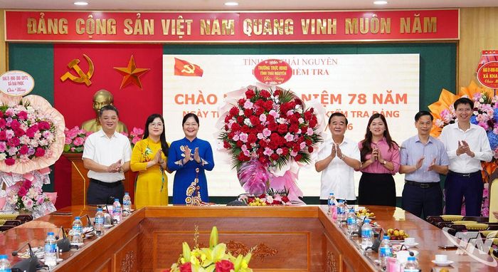 Đồng chí Đỗ Đức Công, Ủy viên Ban Thường vụ Tỉnh ủy, Phó Chủ tịch Thường trực HĐND tỉnh và các đại biểu tặng hoa chúc mừng Ủy ban Kiểm tra Tỉnh ủy Thái Nguyên.