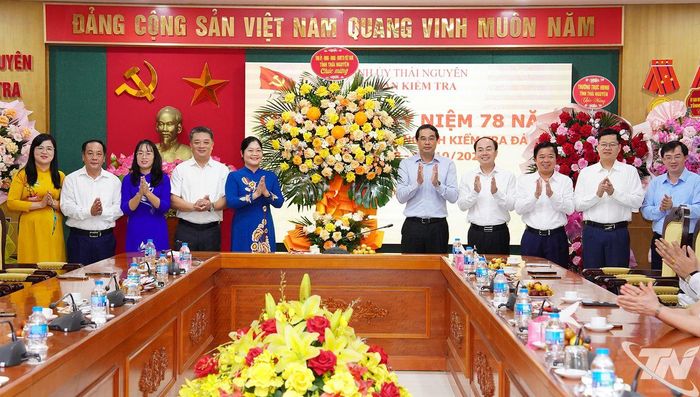 Các đồng chí lãnh đạo tỉnh tặng hoa chúc mừng Ủy ban Kiểm tra Tỉnh ủy Thái Nguyên.