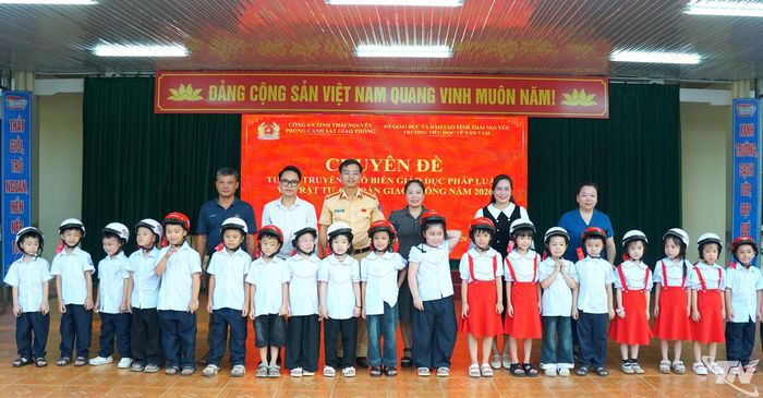 Đại diện Nhà trường và Phòng Cảnh sát giao thông, Công an tỉnh, trao quà tặng học sinh.