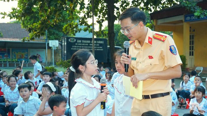 Học sinh Trường Tiểu học Lê Văn Tám giao lưu, trả lời các câu hỏi về pháp luật trật tự, an toàn giao thông