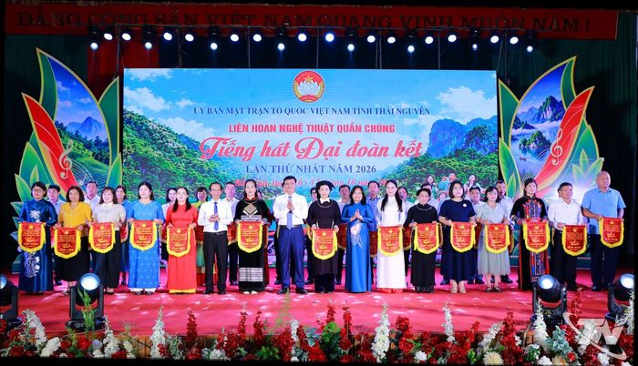 Ban Tổ chức trao cờ lưu niệm cho các đoàn dự thi.