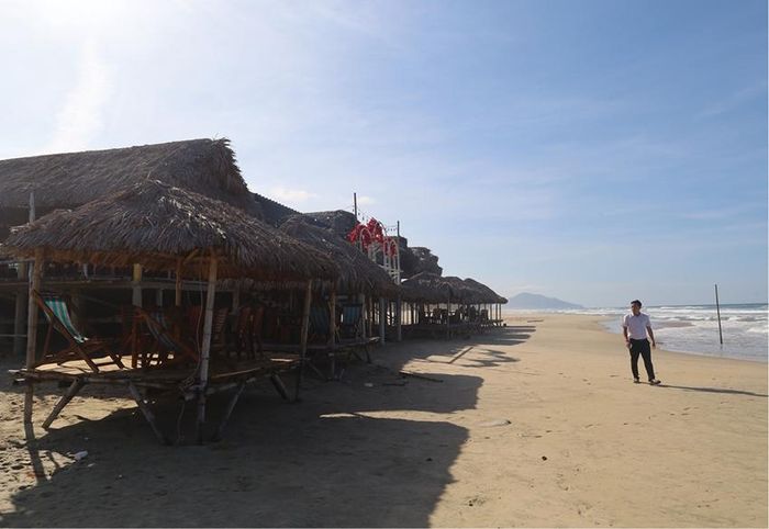  Hàng quán trên bãi biển Lăng Cô.