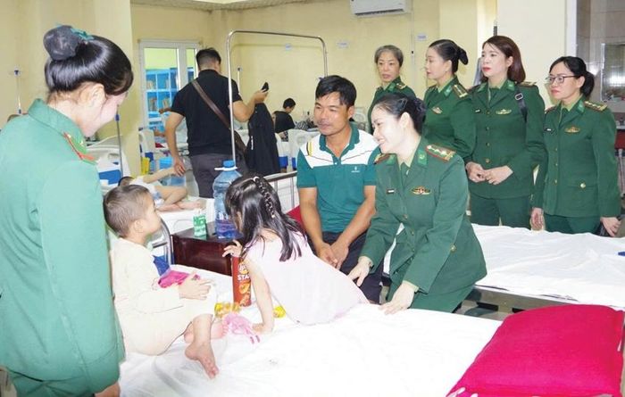 Phụ nữ BĐBP thành phố Huế thăm, tặng quà cho bệnh nhi ung thư. Ảnh: Bộ đội Biên phòng