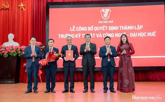 Lãnh đạo Đại học Huế trao quyết định bổ nhiệm PGS.TS. Nguyễn Quang Lịch (thứ 3 từ trái sang) giữ chức vụ Hiệu trưởng Trường Kỹ thuật và Công nghệ - Đại học Huế.