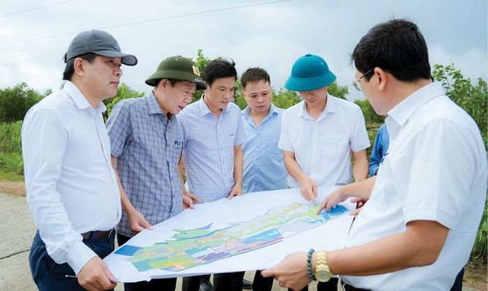  Phó Chủ tịch UBND thành phố Hà Văn Tuấn kiểm tra thực tế hiện trạng các dự án điện mặt trời trên địa bàn thành phố Huế.