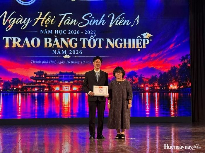 TS. Hà Mai Hương trao tặng giấy khen cho thủ khoa tốt nghiệp Trung cấp.