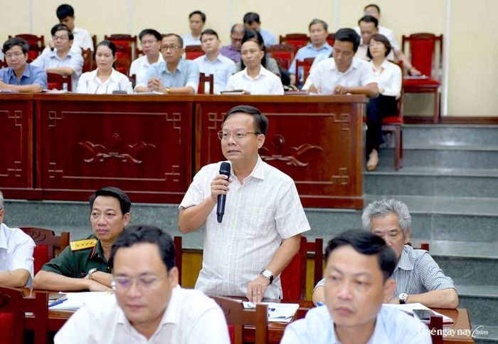 Đại biểu trao đổi tại hội nghị.