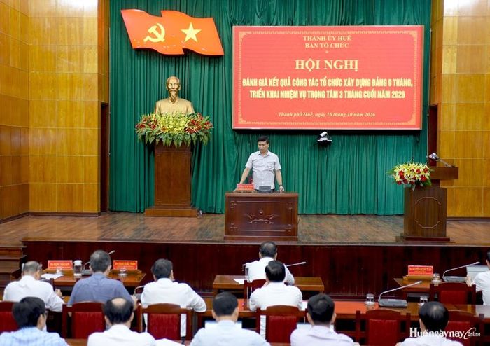 Đồng chí Phan Xuân Toàn, UVTV, Trưởng ban Tổ chức Thành ủy trao đổi tại hội nghị.