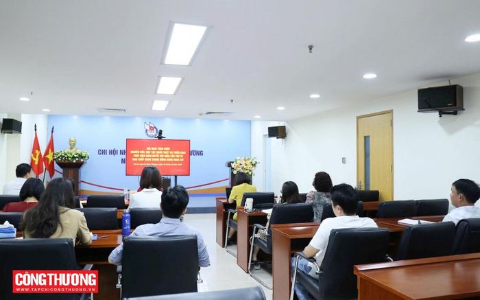 Chi bộ Tạp chí Công Thương tham dự Hội nghị toàn quốc nghiên cứu, học tập, quán triệt và triển khai thực hiện Nghị quyết Hội nghị lần thứ tư Ban Chấp hành Trung ương Đảng khóa XIV tại điểm cầu trụ sở Tạp chí Công Thương. (Ảnh: Huyền My)