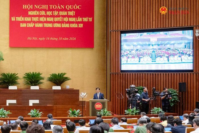 Đồng chí Nguyễn Duy Ngọc, Ủy viên Bộ Chính trị, Bí thư Trung ương Đảng, Trưởng Ban Tổ chức Trung ương trình bày Chuyên đề 3: “Nghị quyết về tập trung xây dựng đội ngũ cán bộ các cấp, nhất là cấp chiến lược đủ phẩm chất, năng lực và uy tín, ngang tầm nhiệm vụ”. Ảnh: Phạm Thắng