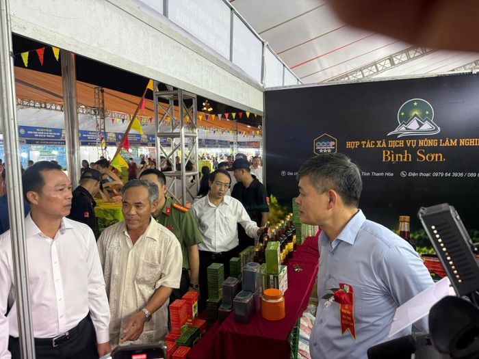 Ông Nguyễn Văn Thịnh - Phó Cục trưởng Cục Công nghiệp tham quan gian hàng tại Hội chợ