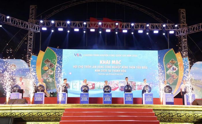 Các đại biểu thực hiện nghi thức khai mạc Hội chợ.