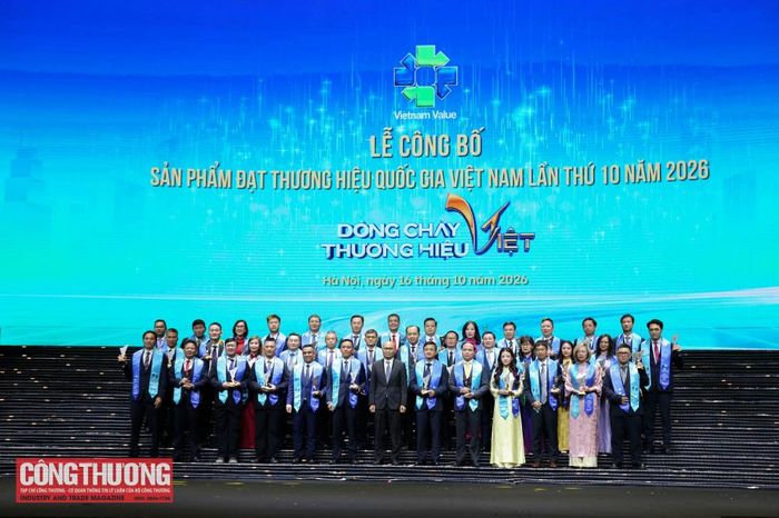 Thứ trưởng Bộ Công Thương Lương Hoàng Thái trao biểu trưng cho các doanh nghiệp có sản phẩm đạt Thương hiệu quốc gia Việt Nam lần thứ 10 năm 2026
